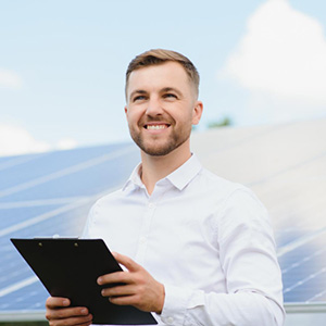 Carlos se asegura de que los sistemas de energía solar de nuestros clientes funcionen de manera óptima.